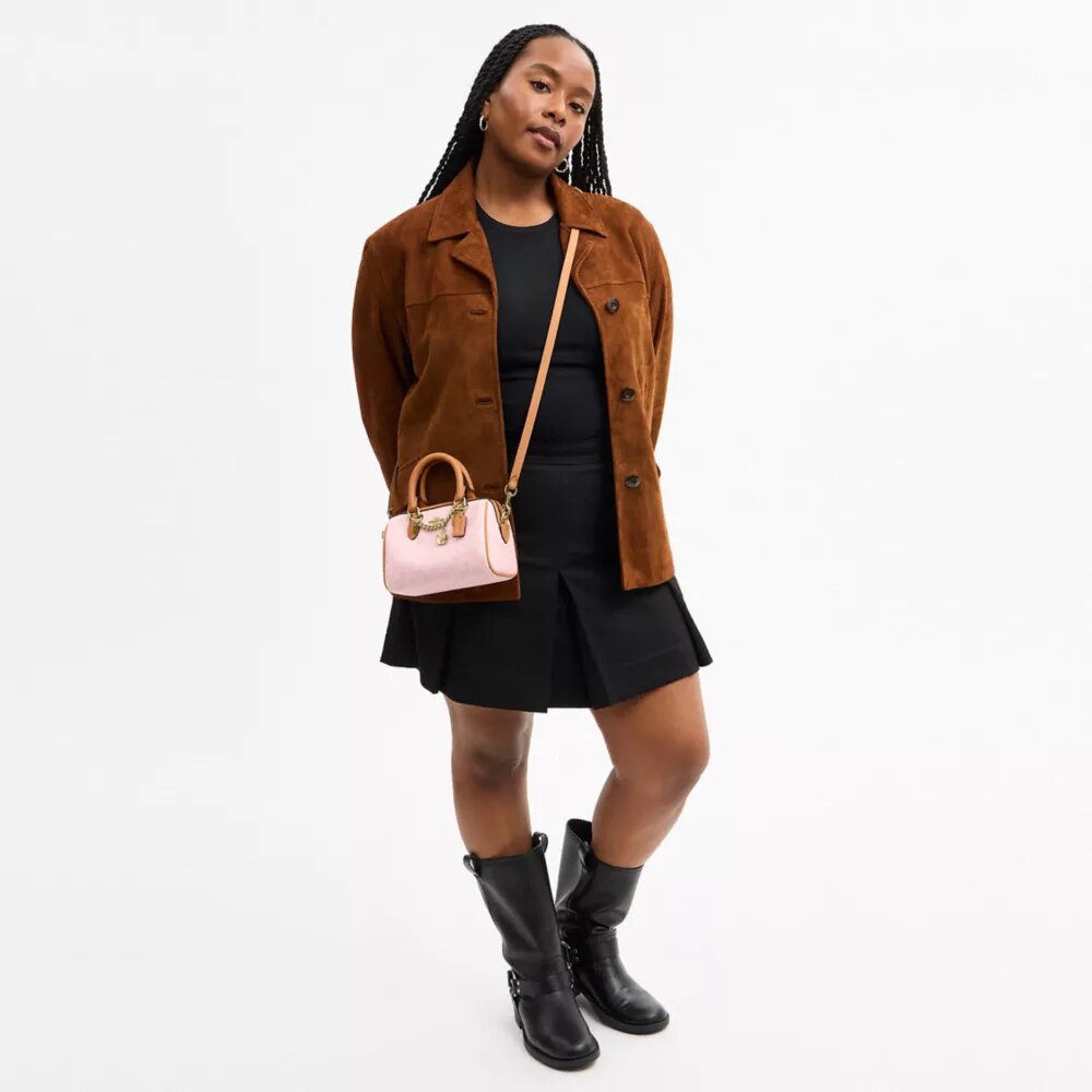 Mini torebka crossbody Rowan z Signature Canvas z zawieszkami
