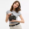 Mini torebka crossbody Rowan z Signature Canvas z Zawieszkami