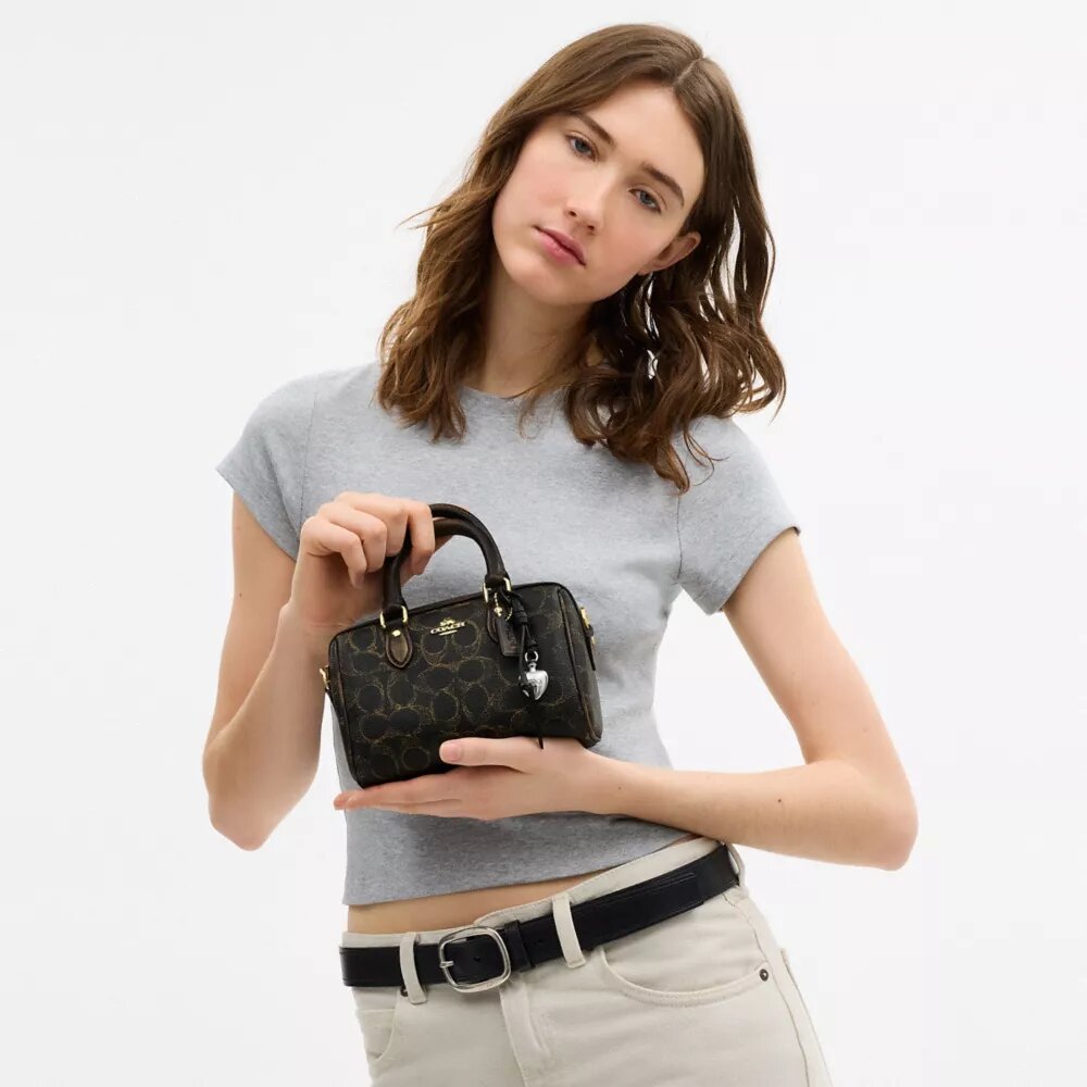 Mini torebka crossbody Rowan z Signature Canvas z Zawieszkami