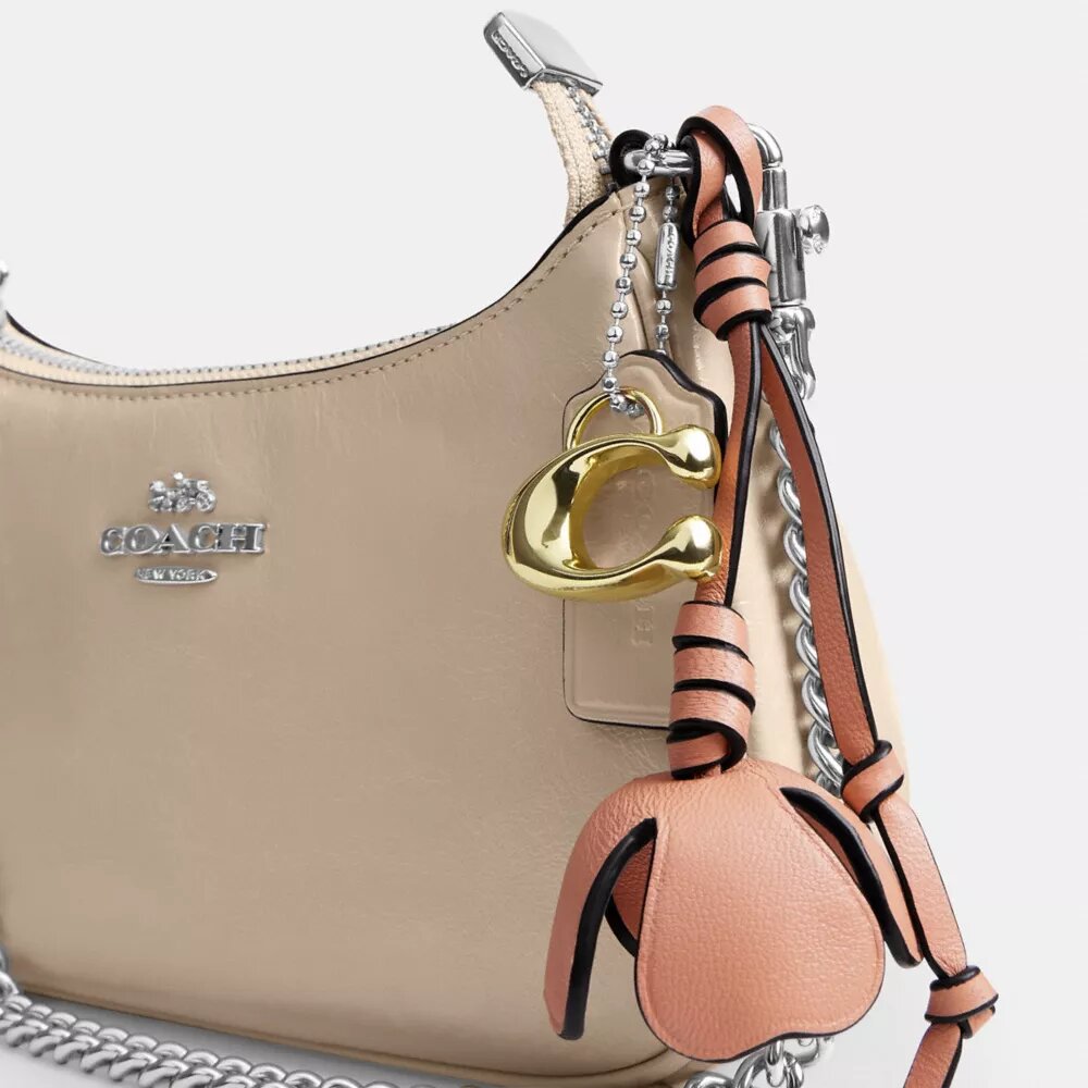 Mini torebka crossbody Teri z zawieszkami