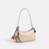 Mini torebka crossbody Teri z zawieszkami