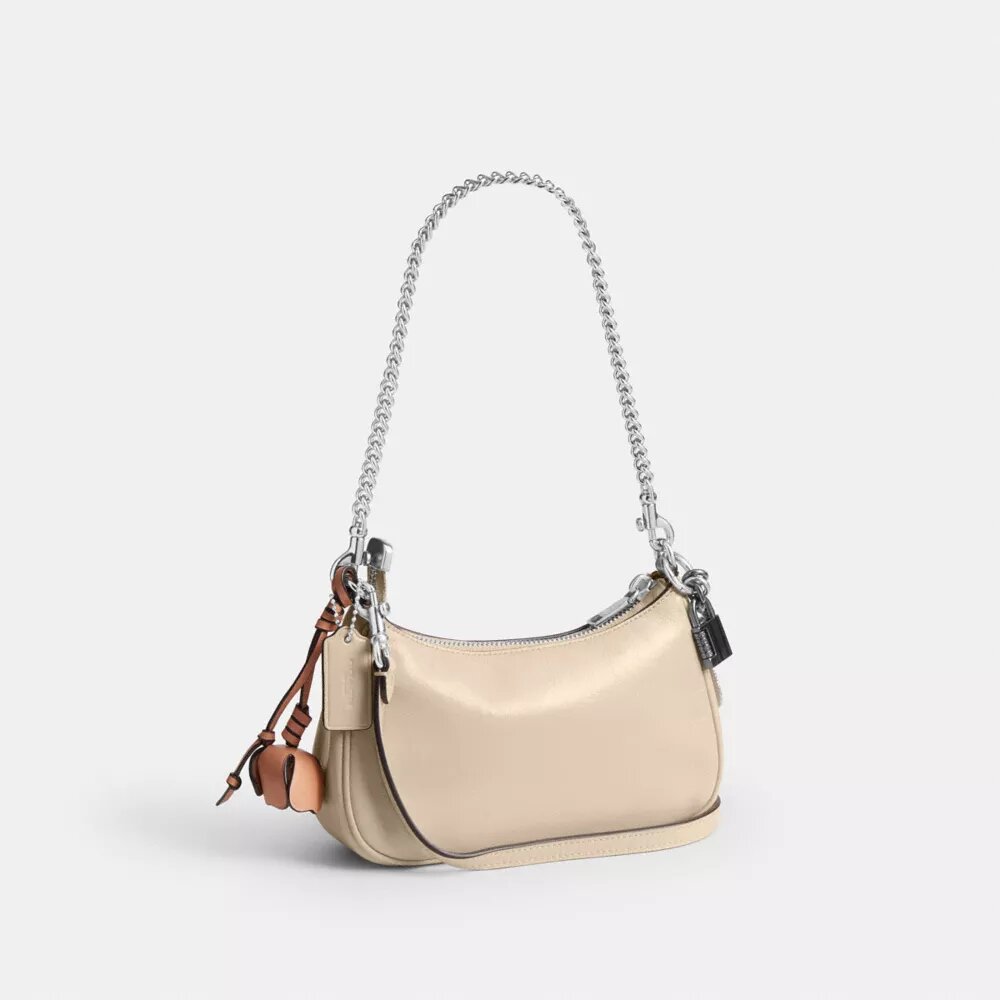 Mini torebka crossbody Teri z zawieszkami