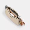 Mini torebka crossbody Teri z zawieszkami