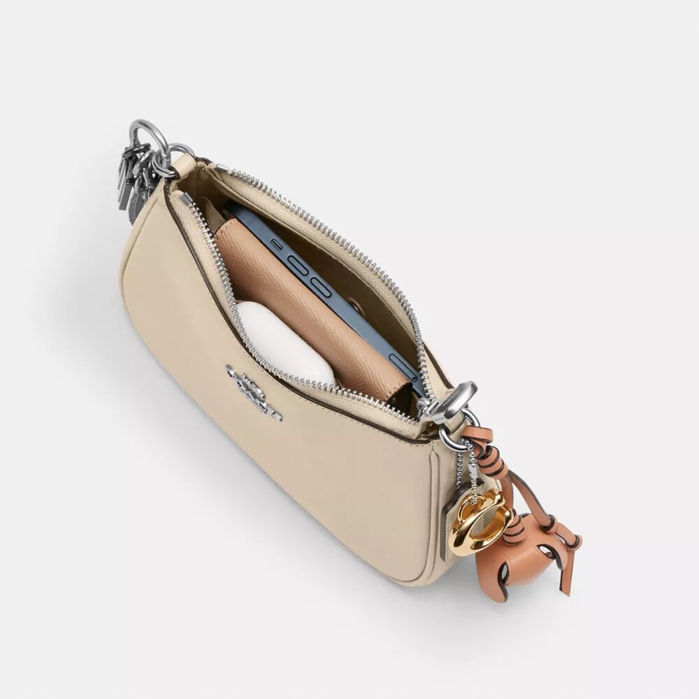 Mini torebka crossbody Teri z zawieszkami