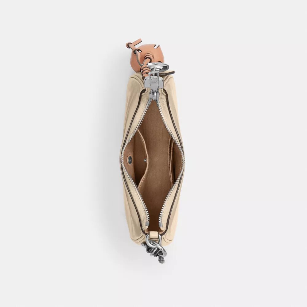 Mini torebka crossbody Teri z zawieszkami