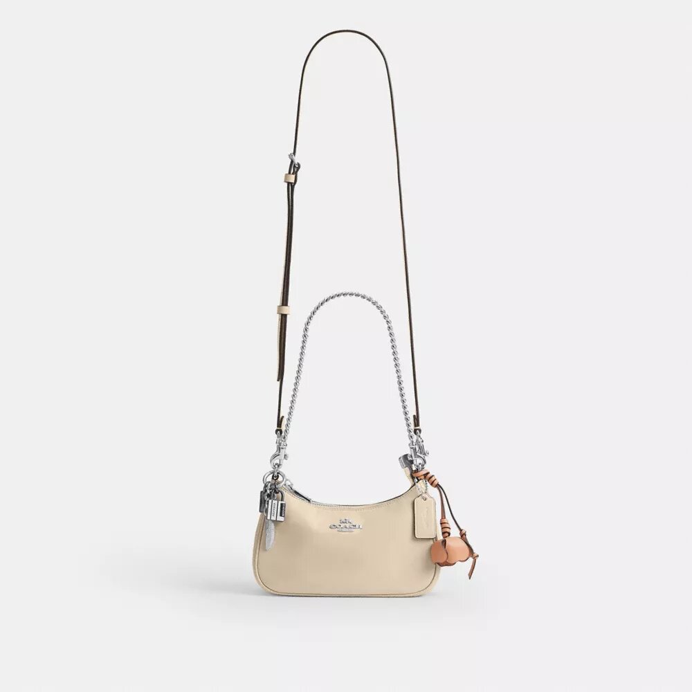 Mini torebka crossbody Teri z zawieszkami
