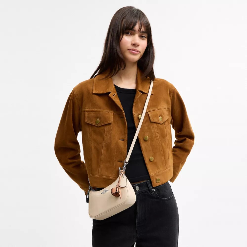 Mini torebka crossbody Teri z zawieszkami