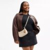 Mini torebka crossbody Teri z zawieszkami