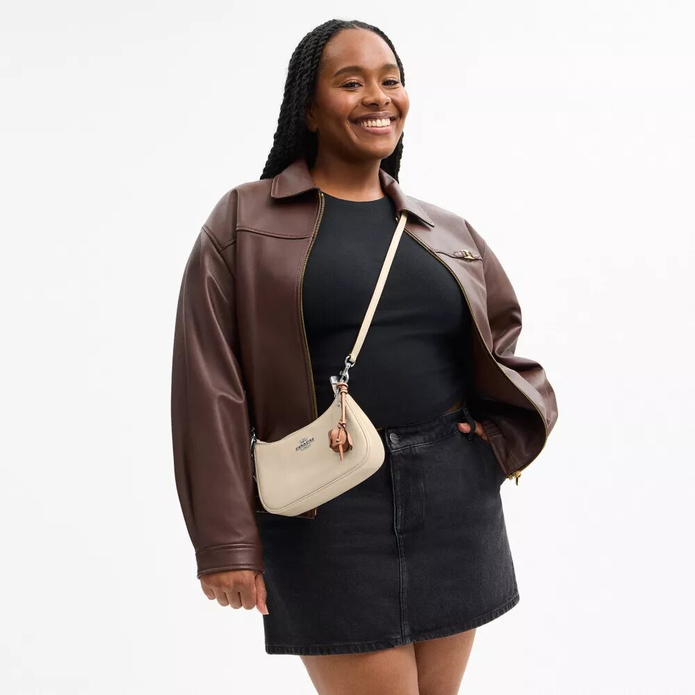 Mini torebka crossbody Teri z zawieszkami