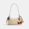 Mini torebka crossbody Teri z zawieszkami