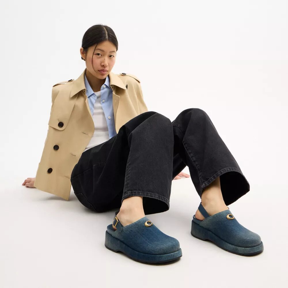 Model „Sculpted C” na chodakach na platformie w stylu „Loved Denim”