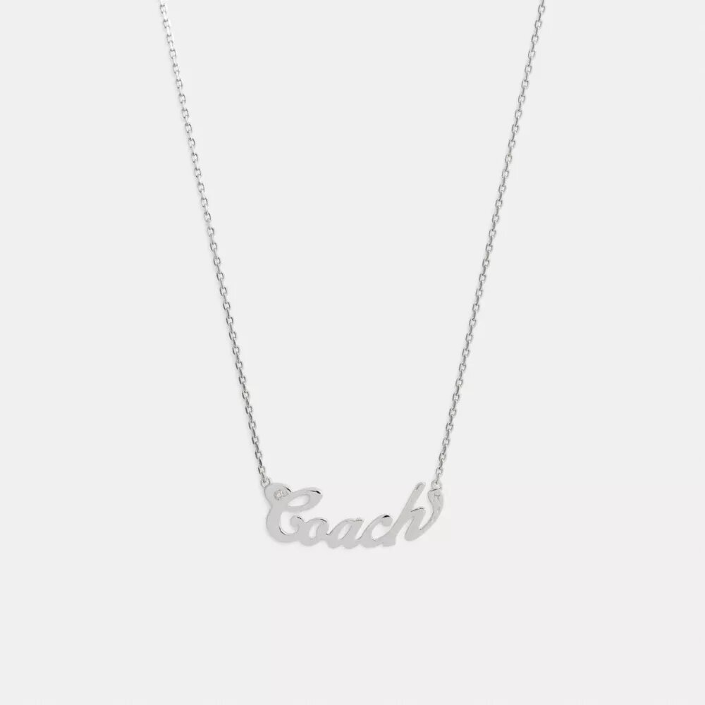 Naszyjnik z tabliczką z napisem w stylu Coach Script