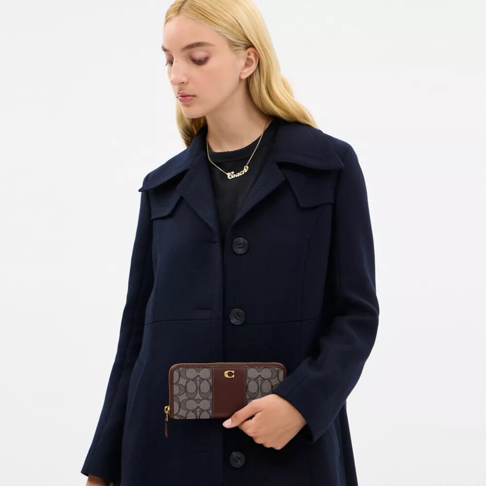 Niezbędny, smukły portfel harmonijkowy z zamkiem błyskawicznym w charakterystycznym wzorze żakardowym