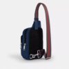 Plecak typu racer sling z paskami w stylu varsity