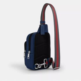 Plecak typu racer sling z paskami w stylu varsity