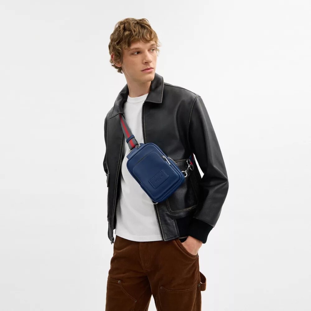 Plecak typu racer sling z paskami w stylu varsity