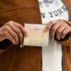 Portfel zapinany na zatrzask z Signature Canvas w kolorach tęczy