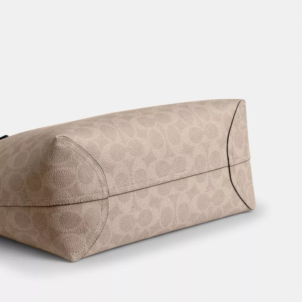 Średnia torba Shopper z Signature Canvas