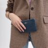 Saszetka na nadgarstek z zamkiem narożnym z tkaniny Signature Jacquard
