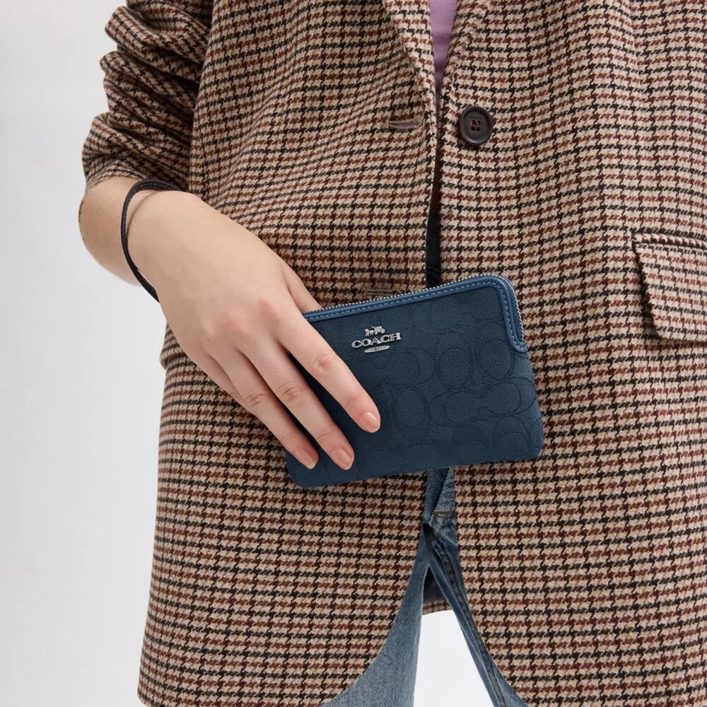 Saszetka na nadgarstek z zamkiem narożnym z tkaniny Signature Jacquard