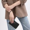 Saszetka na nadgarstek z zamkiem narożnym z tkaniny Signature Jacquard