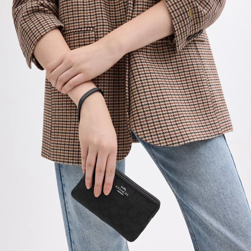 Saszetka na nadgarstek z zamkiem narożnym z tkaniny Signature Jacquard