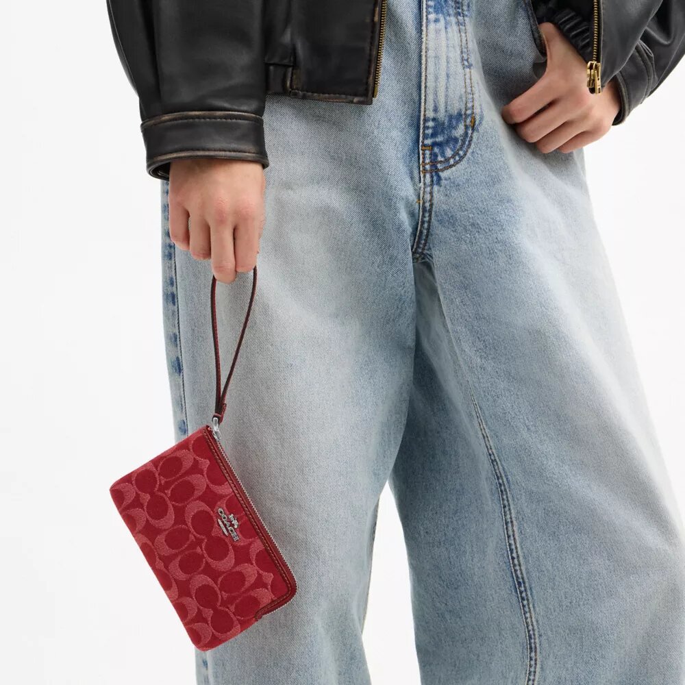 Saszetka na nadgarstek z zamkiem w rogu z charakterystycznego denimu