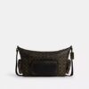 Torba crossbody Finn z kieszeniami z Signature Canvas