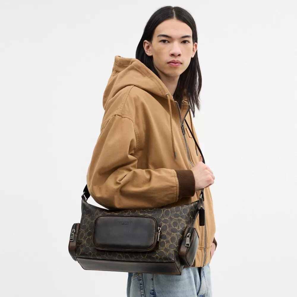 Torba crossbody Finn z kieszeniami z Signature Canvas