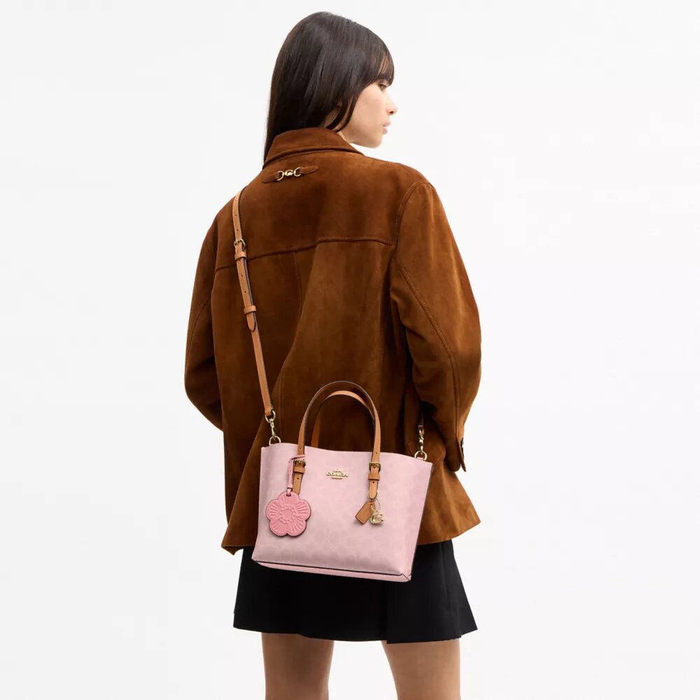 Torba Mollie Shopper 25 w Signature Canvas z Zawieszkami
