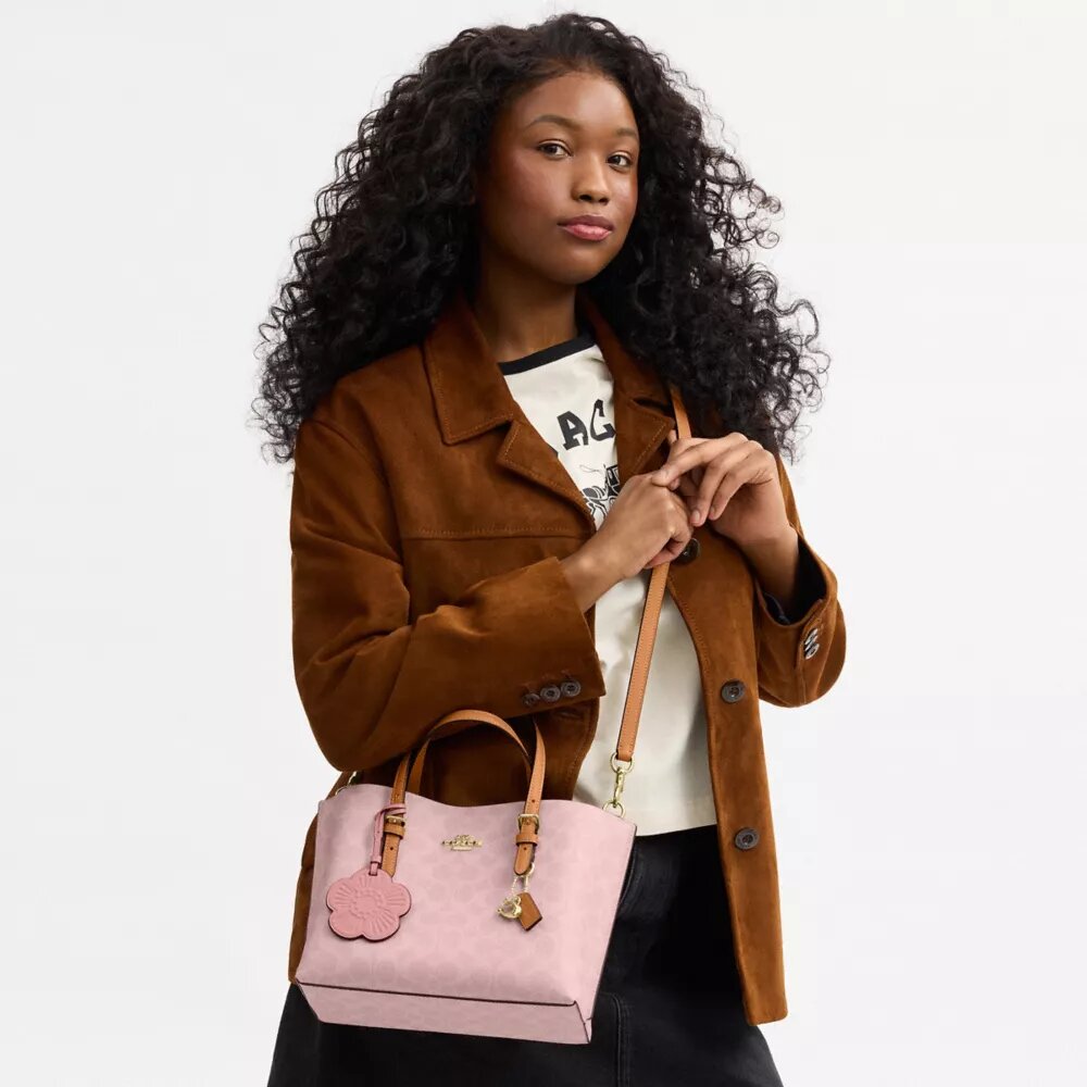 Torba Mollie Shopper 25 w Signature Canvas z Zawieszkami