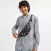 Torba na pasek Disney X Coach Charter 7 z nadrukiem naklejek