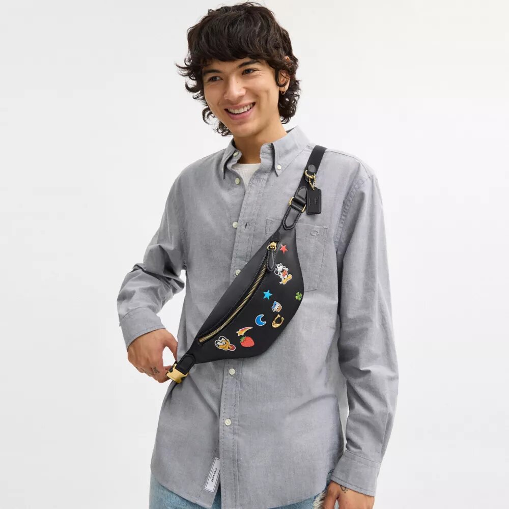 Torba na pasek Disney X Coach Charter 7 z nadrukiem naklejek