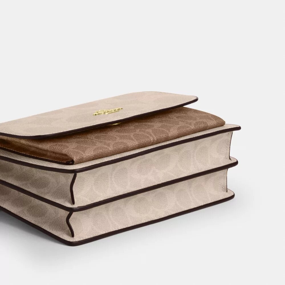Torba na ramię Klare z Signature Canvas w blokowe wzory