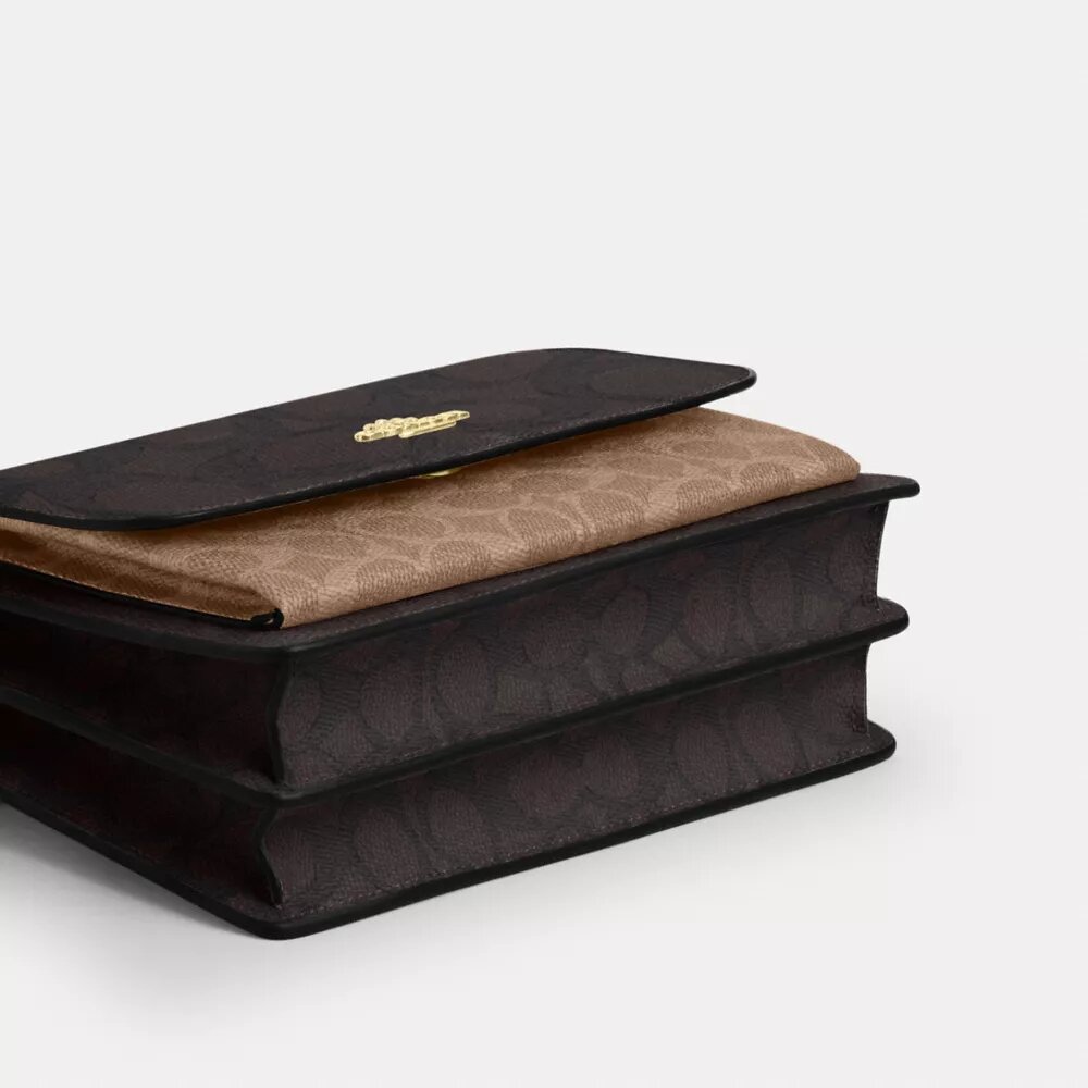 Torba na ramię Klare z Signature Canvas w blokowe wzory