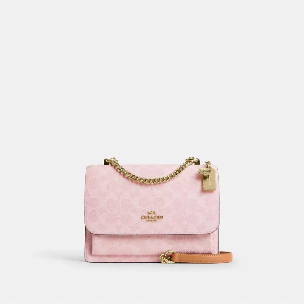Torba na ramię Klare z Signature Canvas z zawieszkami