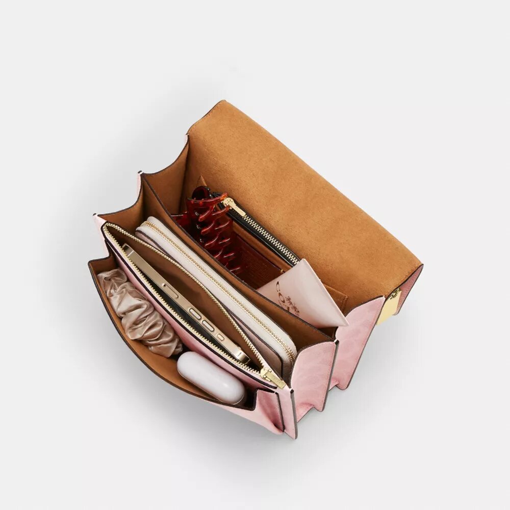 Torba na ramię Klare z Signature Canvas z zawieszkami