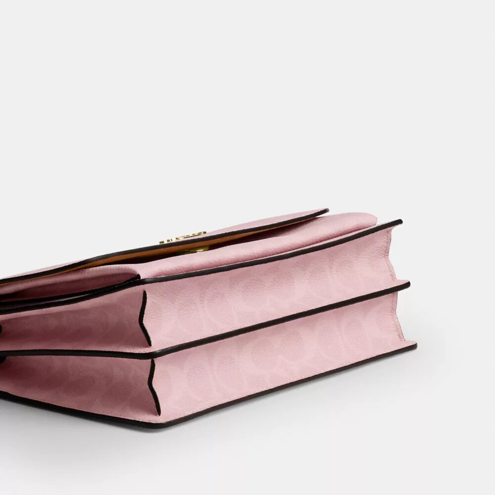 Torba na ramię Klare z Signature Canvas z zawieszkami