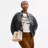 Torba typu bucket Rowan z Signature Canvas Rainbow