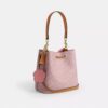 Torba typu bucket Rowan z Signature Canvas z zawieszkami