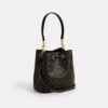 Torba typu bucket Rowan z Signature Canvas z zawieszkami