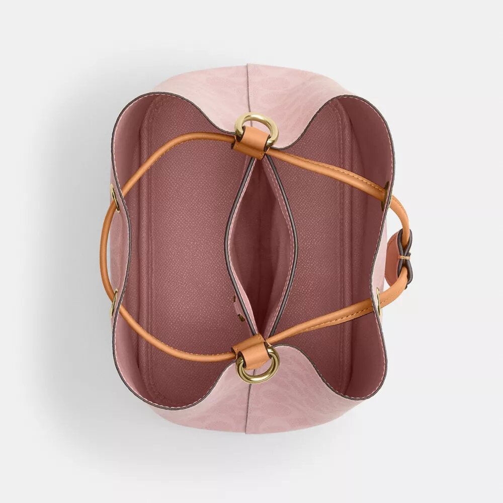 Torba typu bucket Rowan z Signature Canvas z zawieszkami