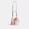 Torba typu bucket Rowan z Signature Canvas z zawieszkami