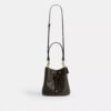 Torba typu bucket Rowan z Signature Canvas z zawieszkami