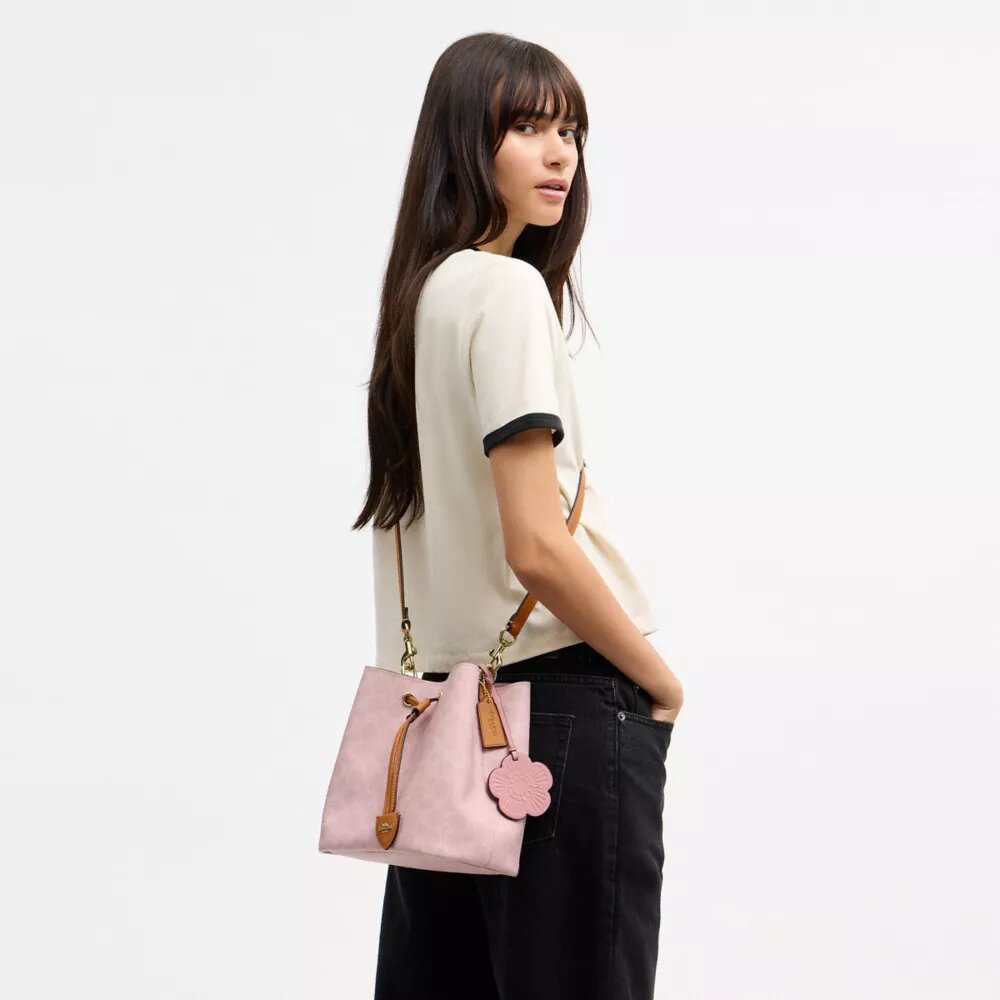Torba typu bucket Rowan z Signature Canvas z zawieszkami