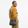 Torba typu bucket Rowan z Signature Canvas z zawieszkami