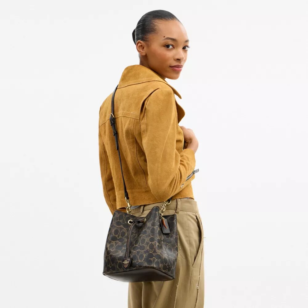 Torba typu bucket Rowan z Signature Canvas z zawieszkami