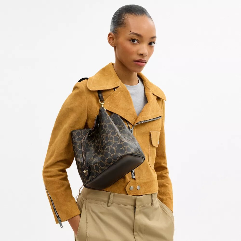Torba typu bucket Rowan z Signature Canvas z zawieszkami