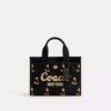 Torba typu cargo Disney X Coach 26 z Myszką Miki, wykonana z płótna bawełnianego pochodzącego z upraw regeneracyjnych