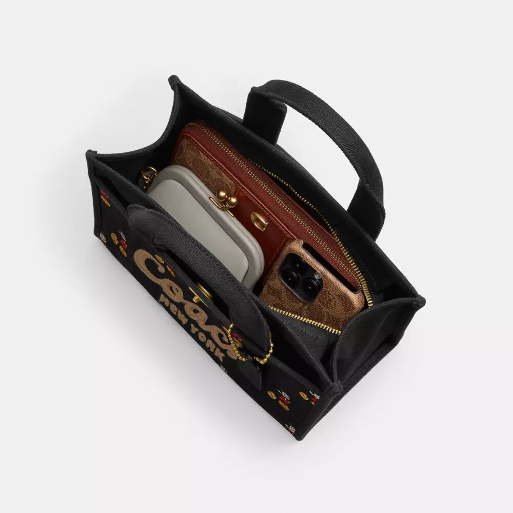 Torba typu cargo Disney X Coach 26 z Myszką Miki, wykonana z płótna bawełnianego pochodzącego z upraw regeneracyjnych